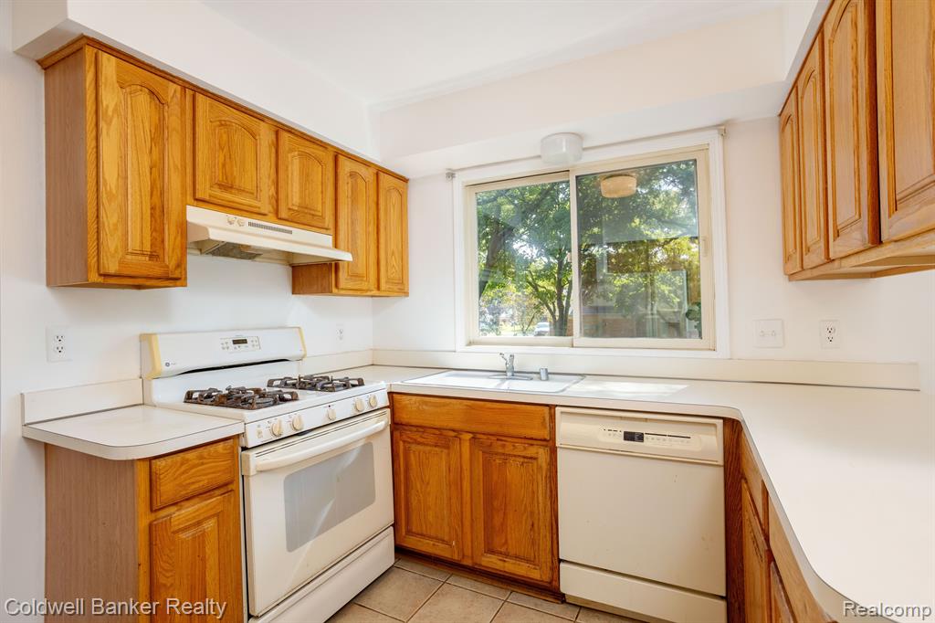 5310 HERTFORD Drive, Troy, MI 48085 — Photo 9