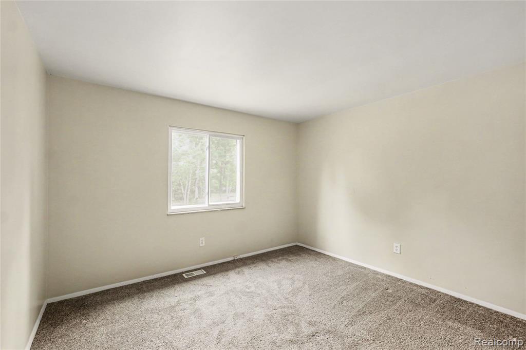 606 Hickory Street, Fenton, MI 48430 — Photo 12