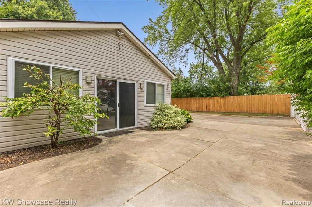 964 Daffodil Drive, Waterford, MI 48327 — Photo 9