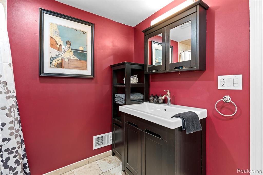 926 Parliament Avenue, Madison Heights, MI 48071 — Photo 21