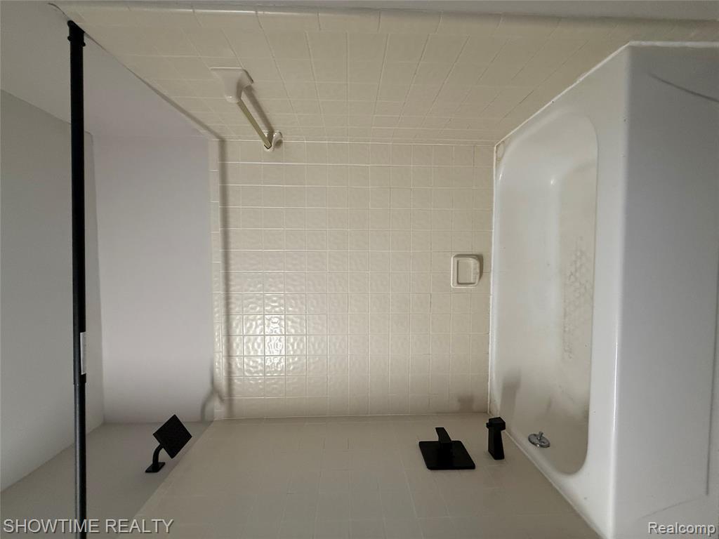 40860 HIGHPOINTE Drive, Clinton Twp, MI 48038 — Photo 11