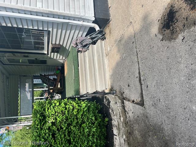 727 E Madge Avenue, Hazel Park, MI 48030 — Photo 2