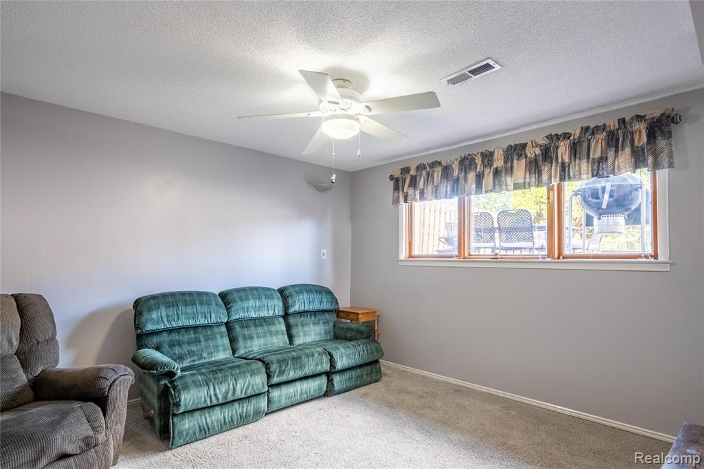 908 W Elmwood Avenue, Clawson, MI — Photo 23