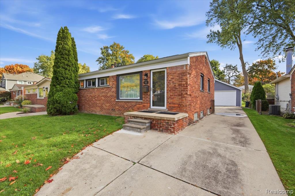 2932 Maplewood Avenue, Royal Oak, MI 48073