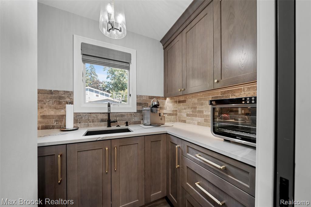 6907 W Knollwood Circle, West Bloomfield, MI — Photo 16