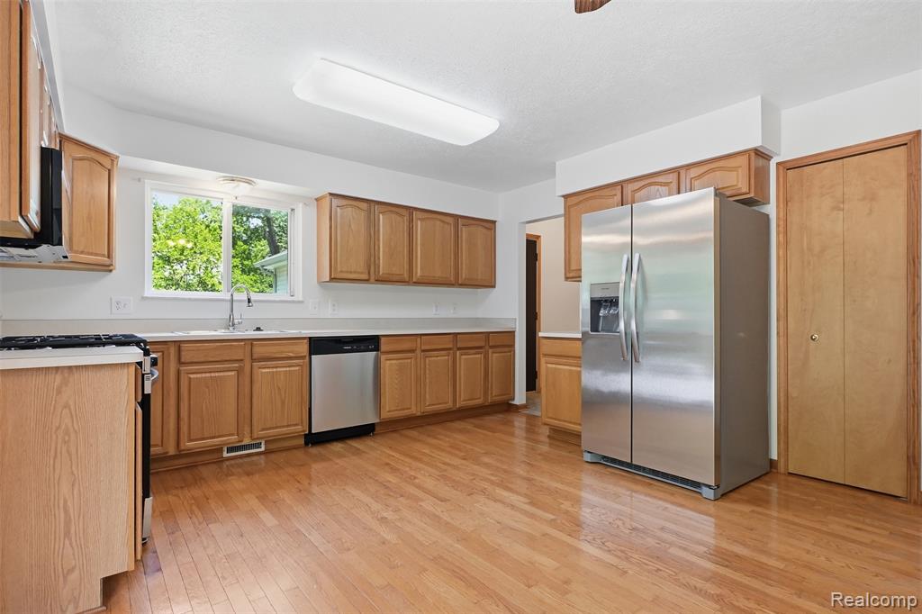 4482 Pleasant Valley Road, Brighton, MI 48114 — Photo 10