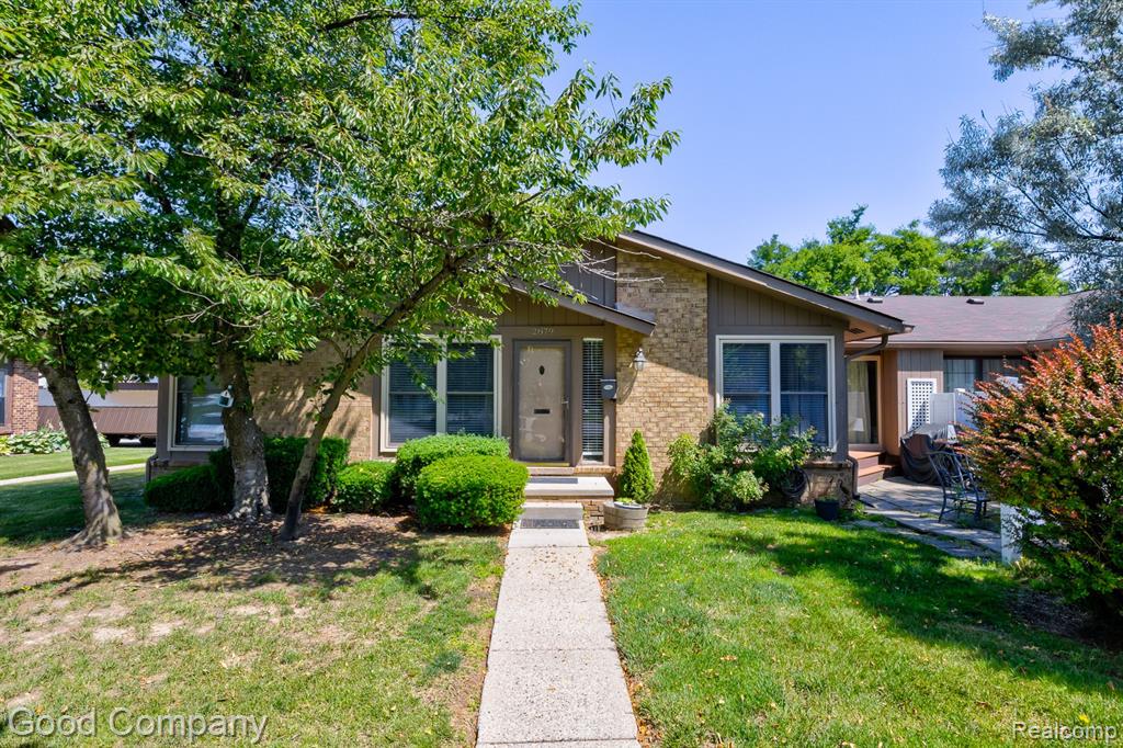 2879 Roundtree Drive, Troy, MI 48083