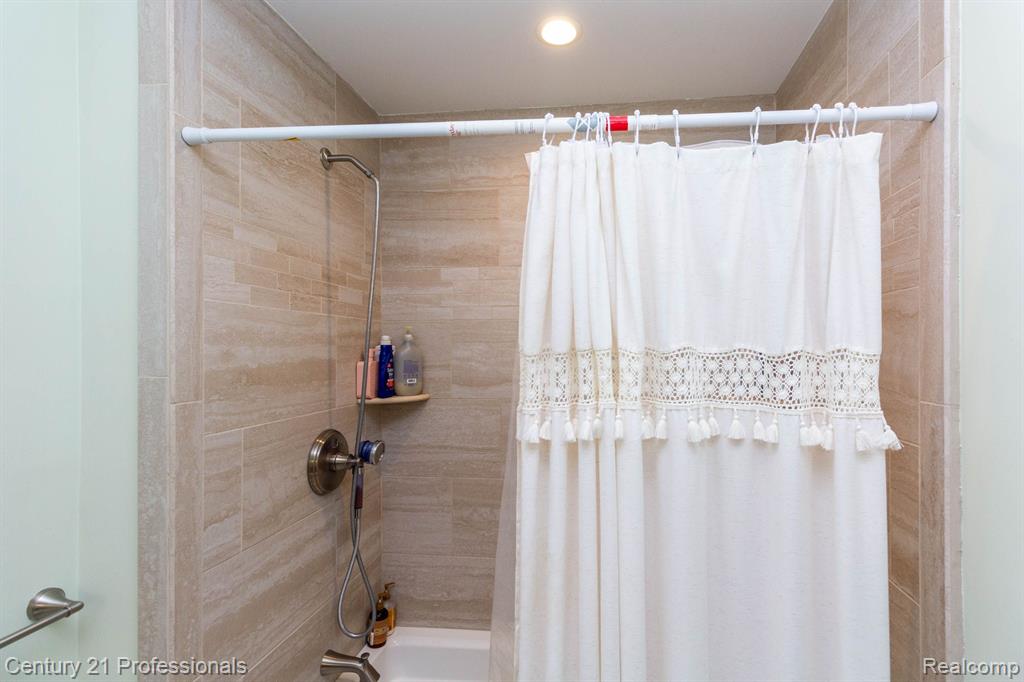 46498 HOUGHTON Drive, Shelby, MI 48315 — Photo 36
