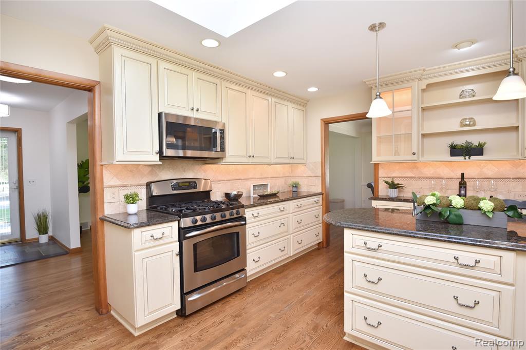 18146 Riverside Drive, Beverly Hills, MI 48025 — Photo 11