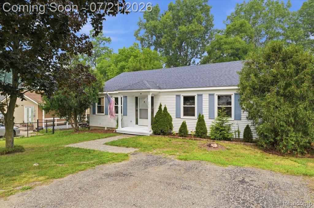 5608 Clinton River Drive, Waterford, MI 48327 — Photo 2