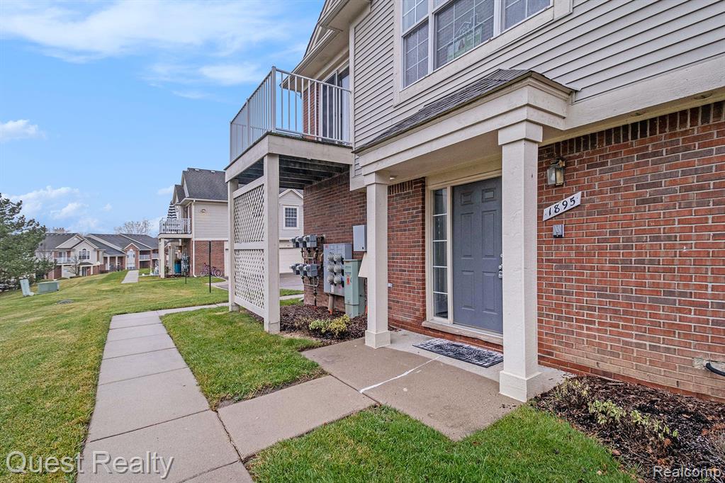 1895 FLAGSTONE Circle, Rochester, MI 48307 — Photo 3