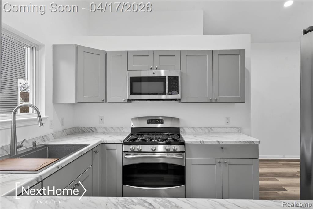 321 Oxford Court, Belleville, MI 48111 — Photo 13