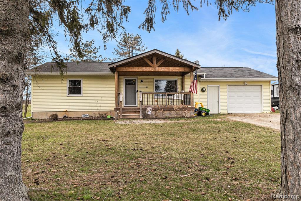 6211 E ALLEN Road, Fenton, MI 48430 — front exterior