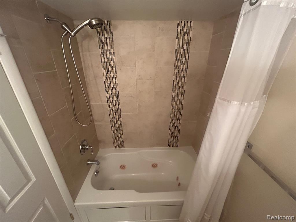 5659 KINGSMILL, Bloomfield Hills, MI — Photo 35
