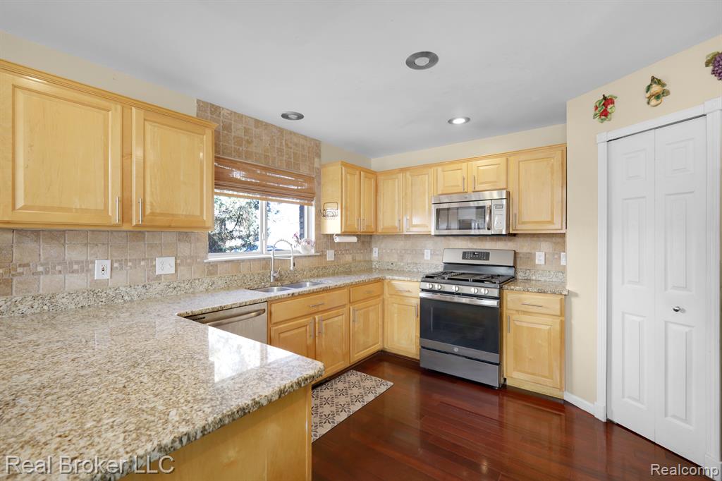52391 WALNUT Drive, Chesterfield, MI 48047 — Photo 4