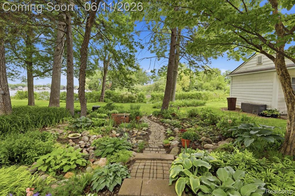 6880 Forestlawn Court, Waterford, MI 48327 — Photo 44