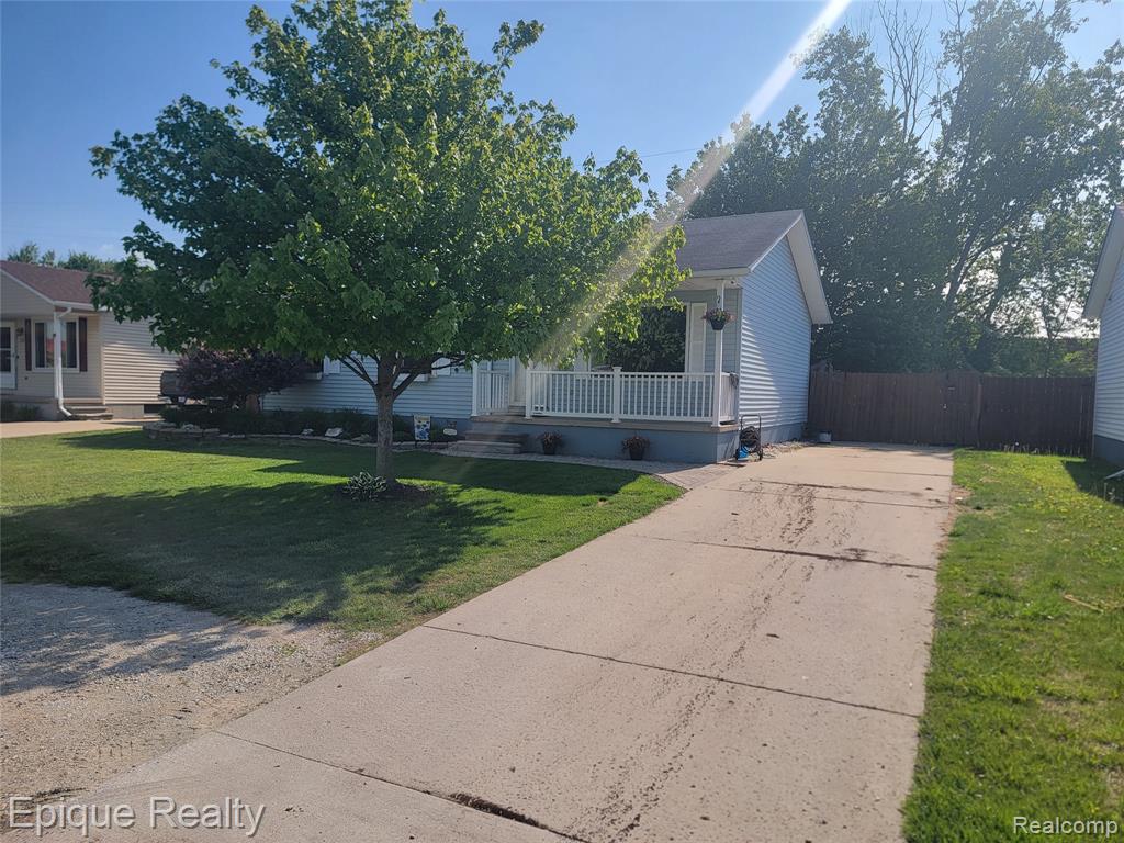 753 Applegate Drive, Marysville, MI 48040 — Photo 2