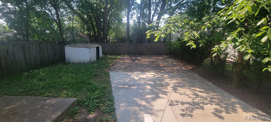568 E DALLAS Avenue, Madison Heights, MI 48071 — Photo 23