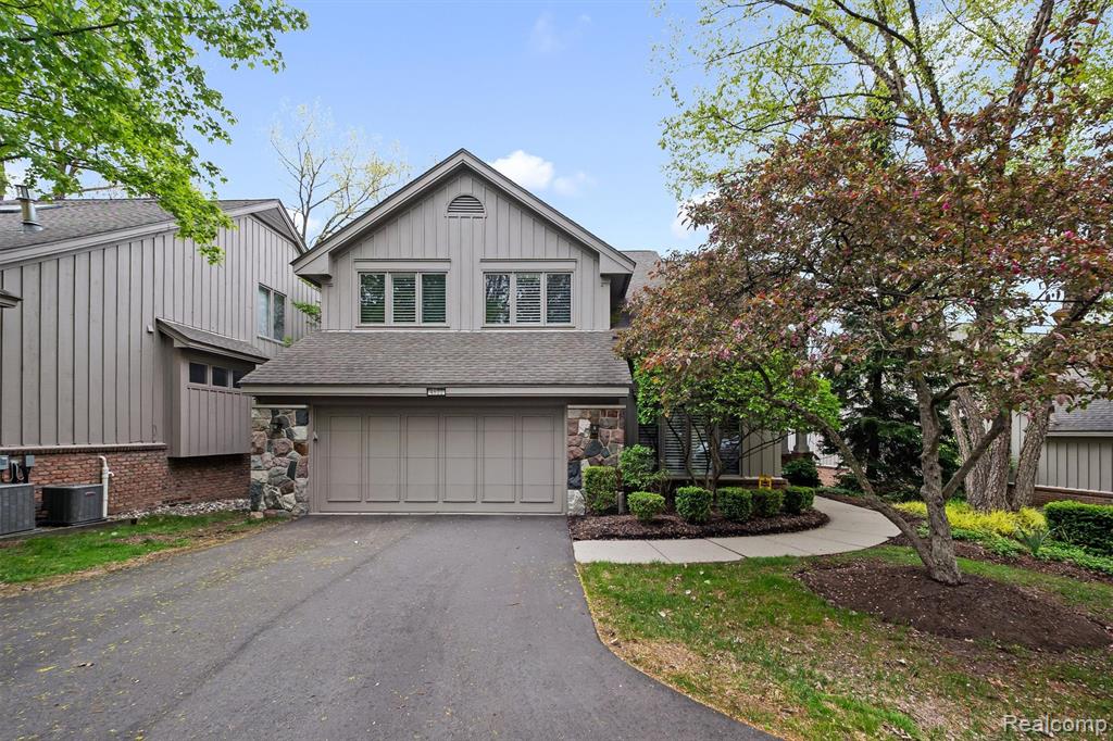 4822 Hidden Lane, West Bloomfield, MI 48323 — front exterior