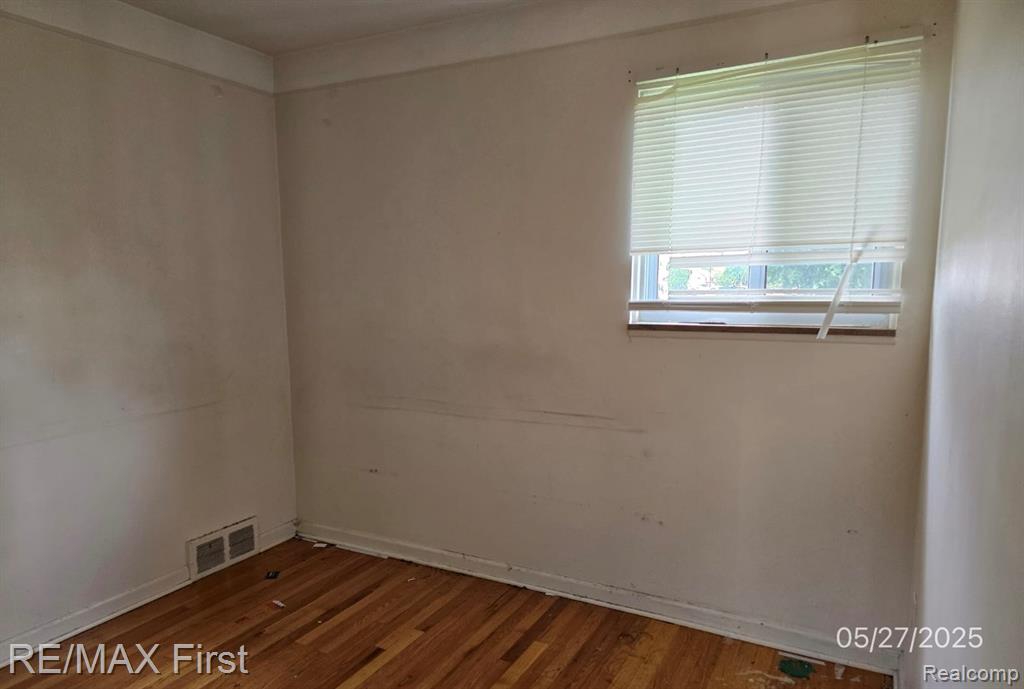 7210 Weingartz, Center Line, MI 48015 — Photo 4