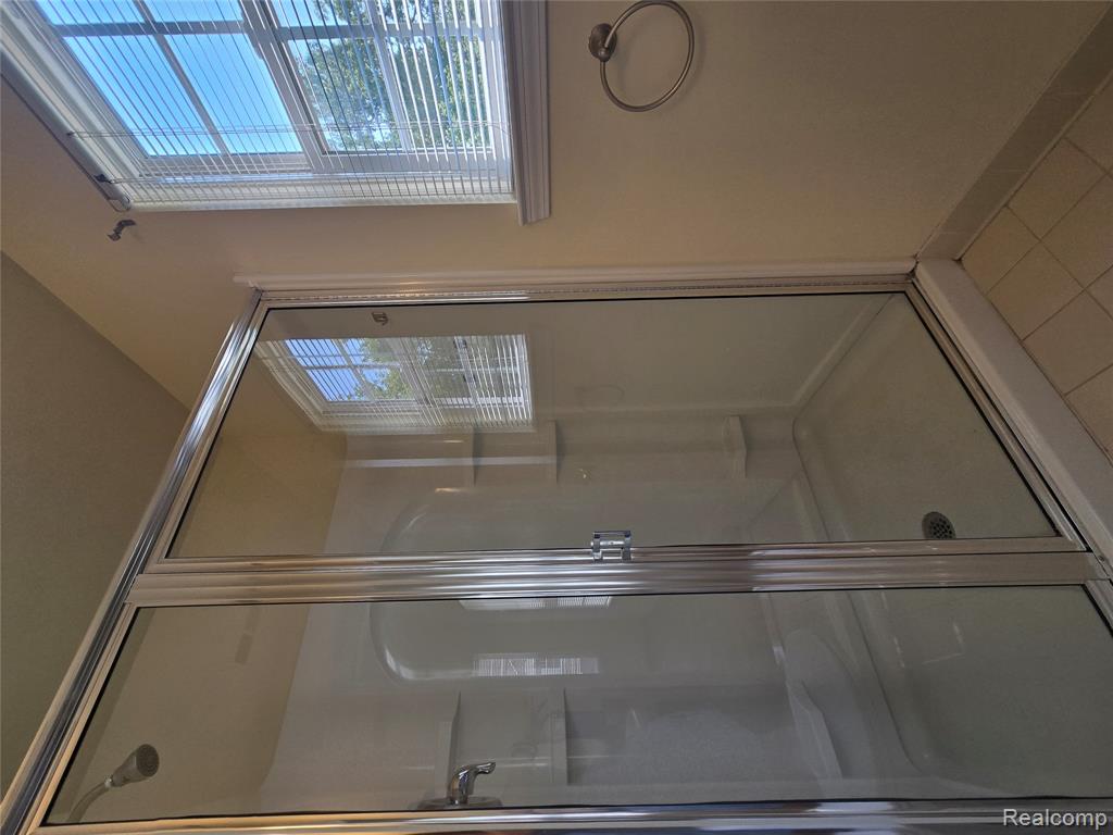 27640 HIDDEN OAKS Drive, Trenton, MI 48183 — Photo 14