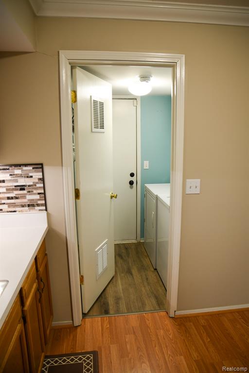 22450 SILVER CREEK Drive, Woodhaven, MI 48183 — Photo 9