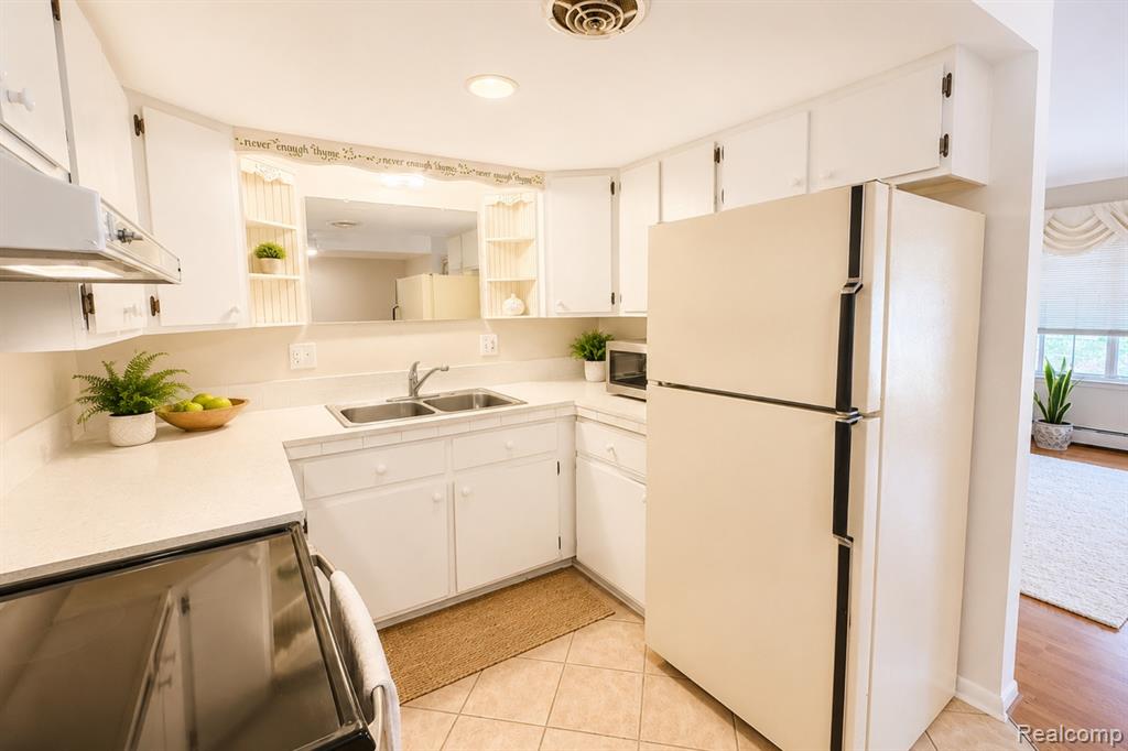 61227 Heritage, South Lyon, MI 48178 — Photo 6