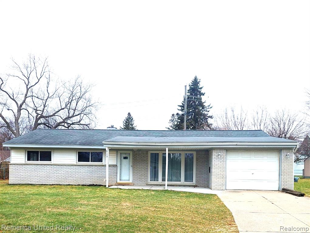 945 N Commerce Road, Commerce Twp, MI 48382 — front exterior