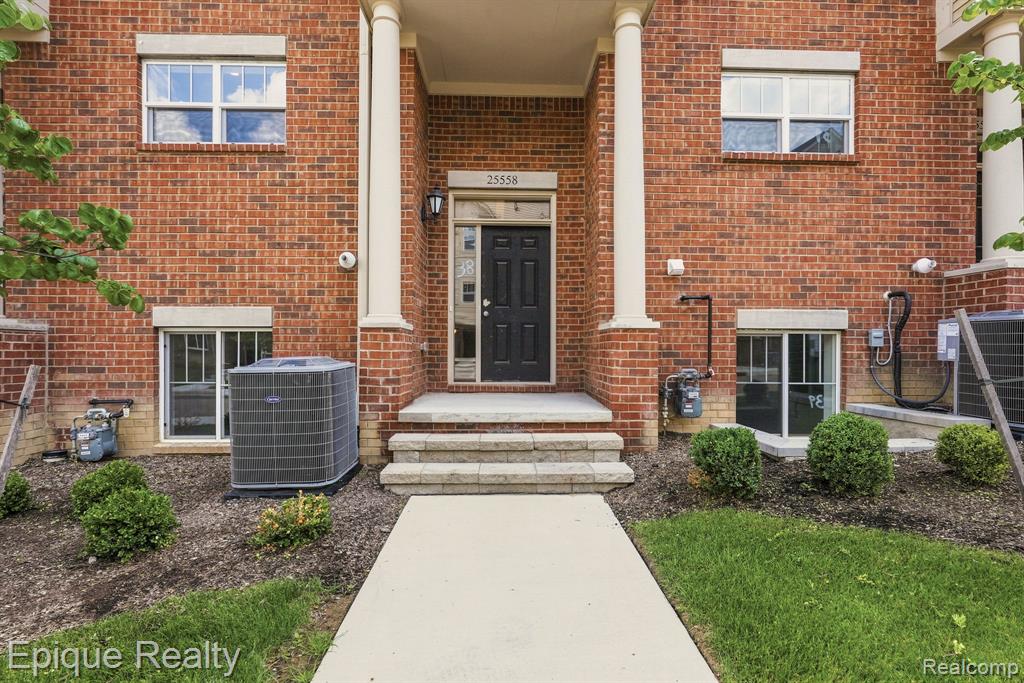 25558 Grandview Lane, 38, Novi, MI — Photo 2