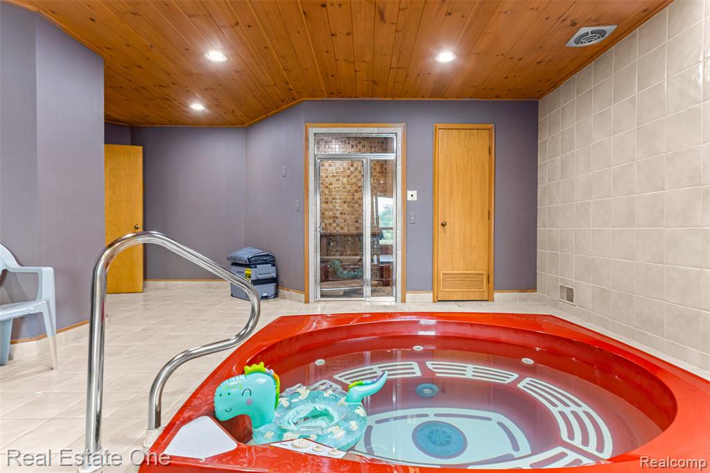 18191 Country Club Circle, Riverview, MI 48193 — Photo 28