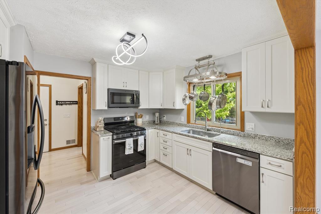 13399 Jennifer Drive, Perry, MI 48872 — Photo 8