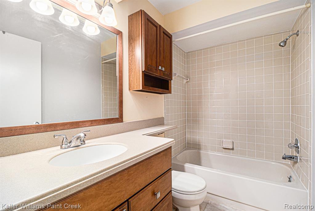 521 Oxford Court, Rochester Hills, MI 48307 — Photo 12