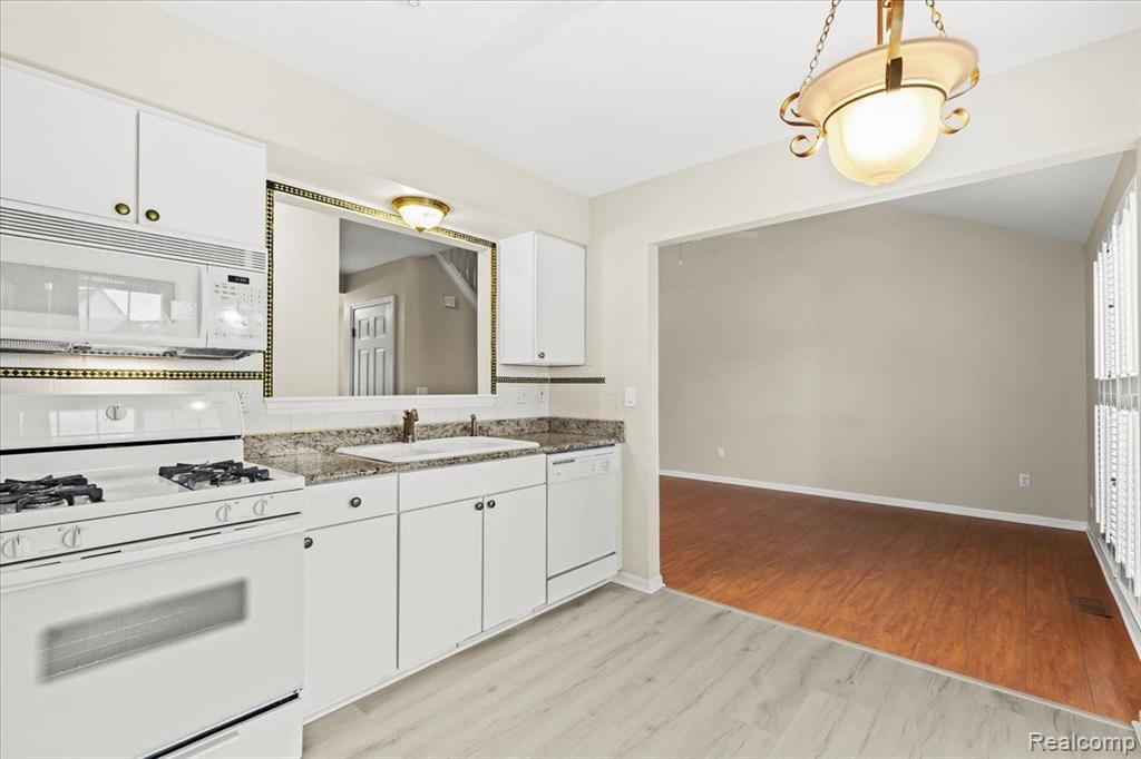 4138 HUNTERS Circle E, Canton, MI 48188 — Photo 16