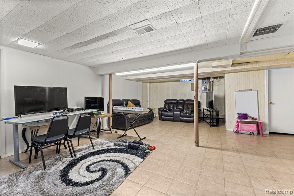 5589 Pembury, West Bloomfield, MI — Photo 45