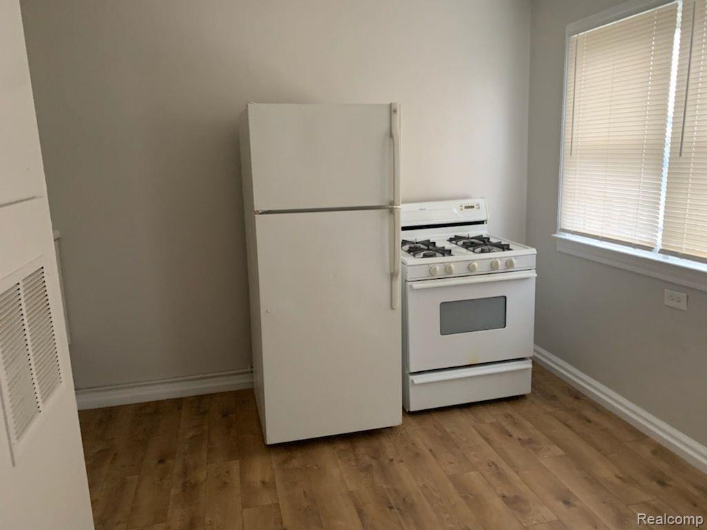 402 E MUIR Avenue, Hazel Park, MI 48030 — Photo 2