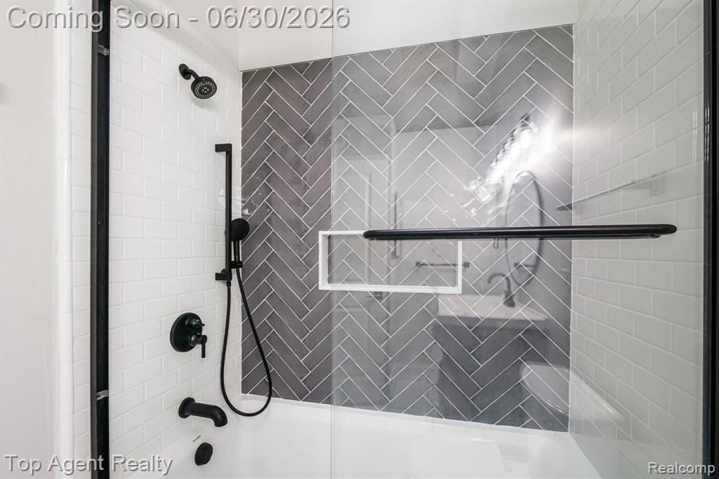38887 Country Circle, Farmington Hills, MI 48331 — Photo 23