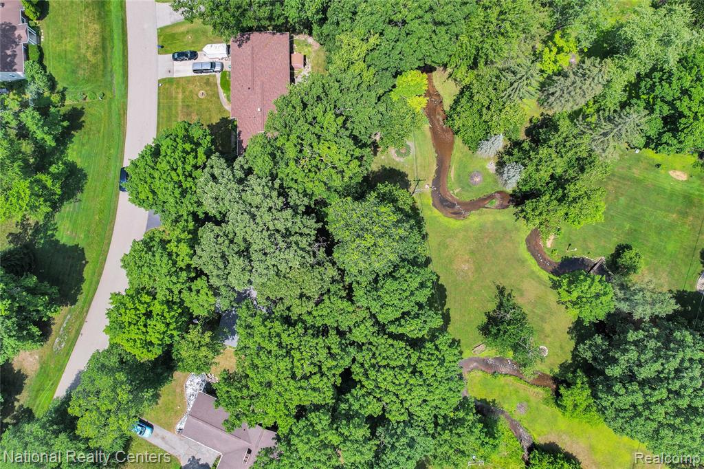 1521 Thread Valley, Holly, MI 48442 — Photo 16