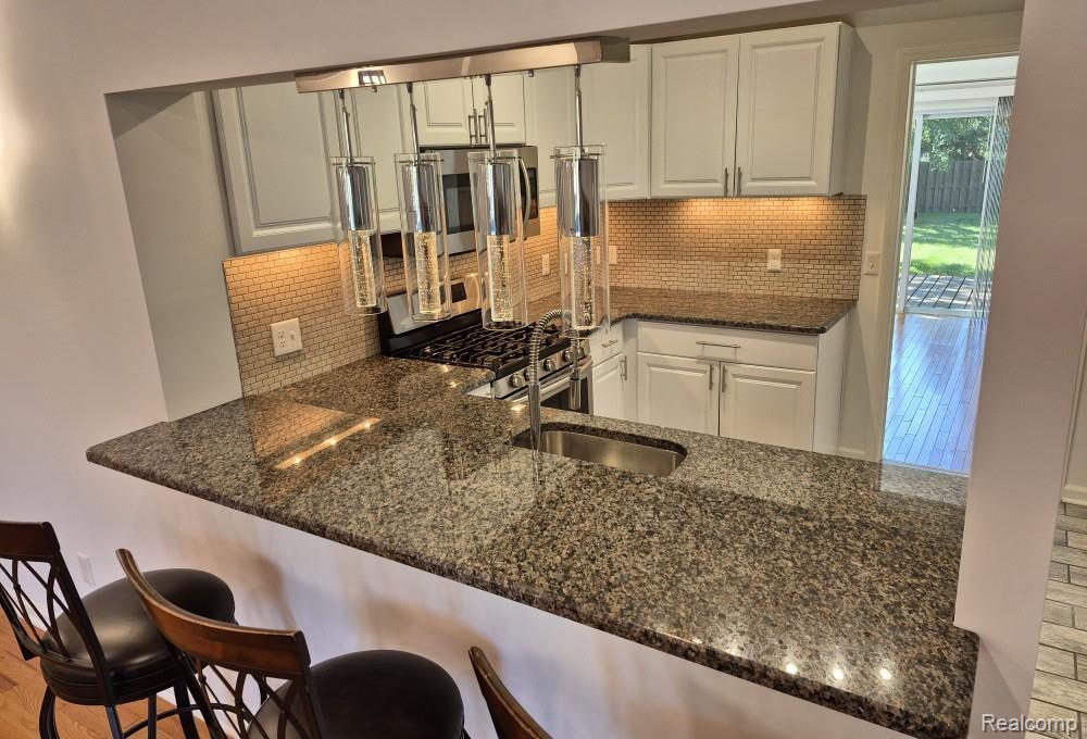 7377 Cooley Lake Road, West Bloomfield, MI 48324 — Photo 22
