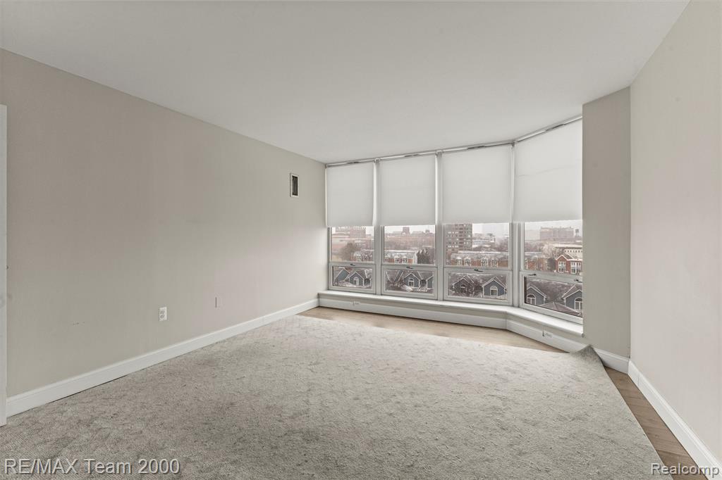 250 E HARBORTOWN Drive, 702, Detroit, MI 48207 — Photo 19