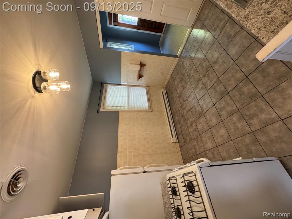79 E Hudson Avenue, Madison Heights, MI 48071 — Photo 4