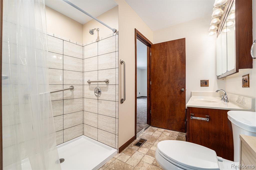 8231 Doncaster Drive, Sterling Heights, MI 48312 — Photo 18