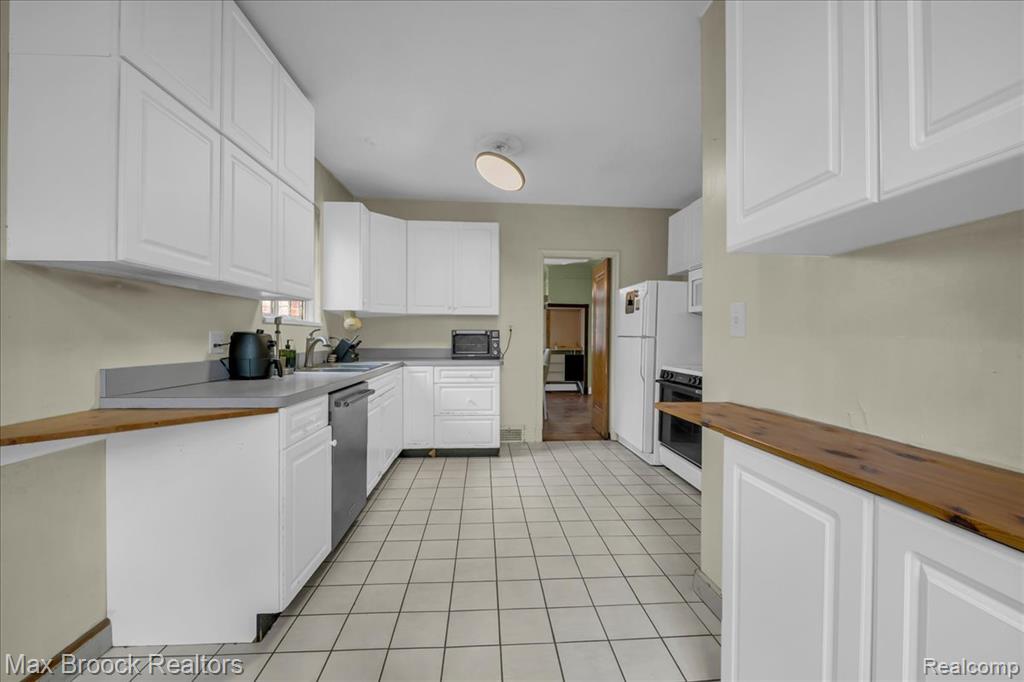 2085 Pontiac Drive, Sylvan Lake, MI 48320 — Photo 14
