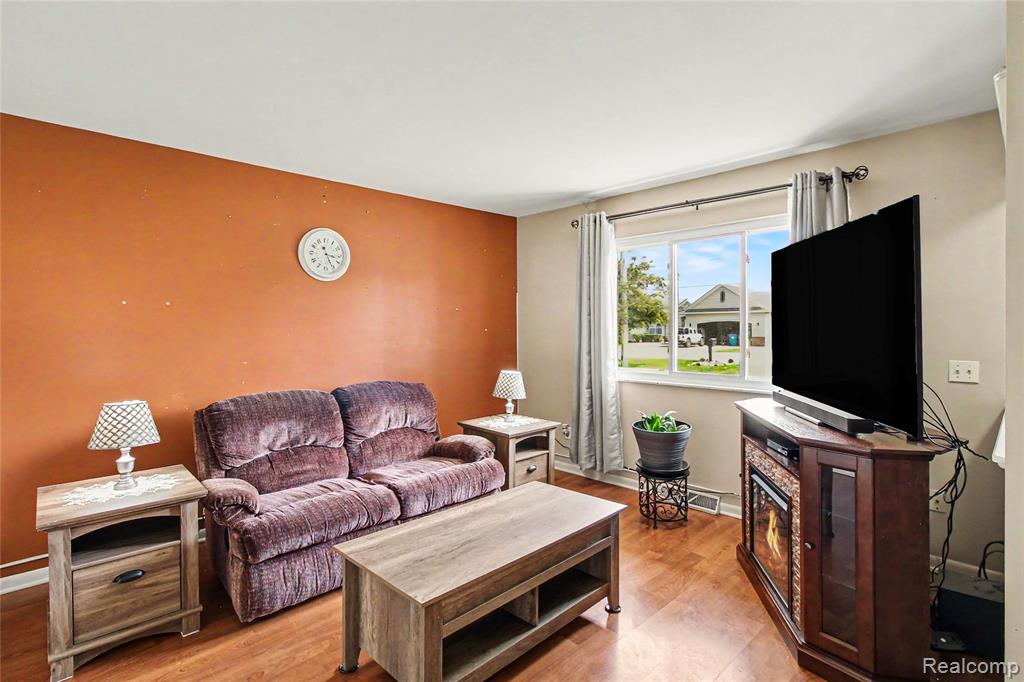 829 Holly Bush Drive, Holly, MI 48442 — Photo 2