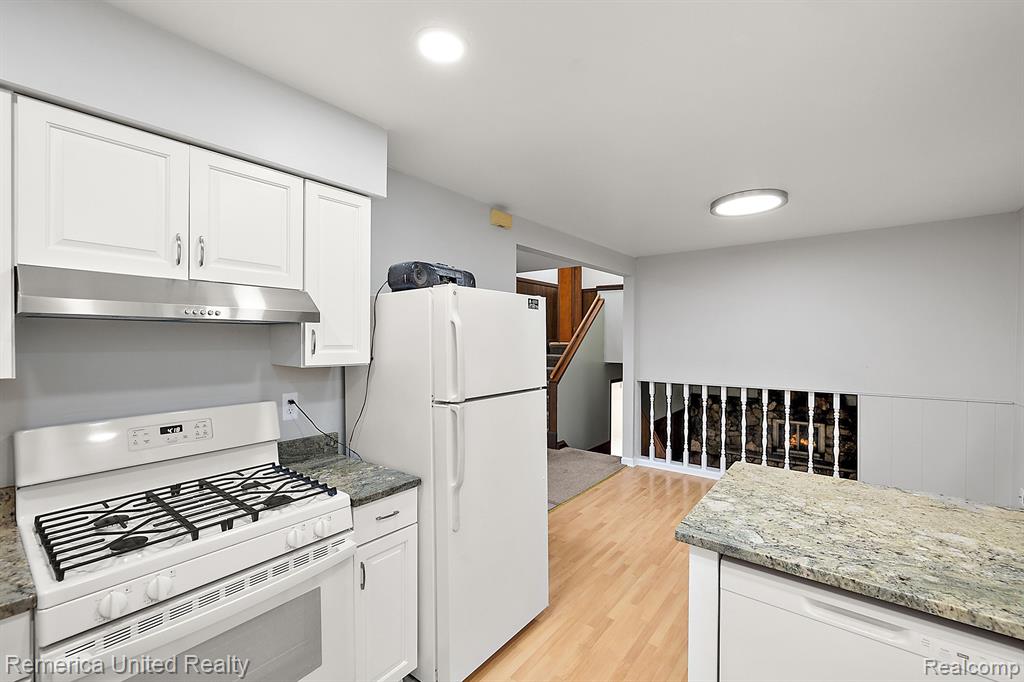 876 RIDGEMONT Street, Commerce Twp, MI 48382 — Photo 17