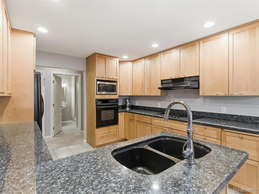 1393 Eden Gardens Drive, Fenton, MI 48430 — Photo 17