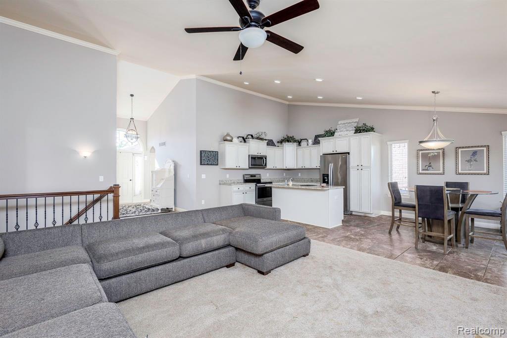 5687 GREGORY Drive, Utica, MI 48317 — Photo 9