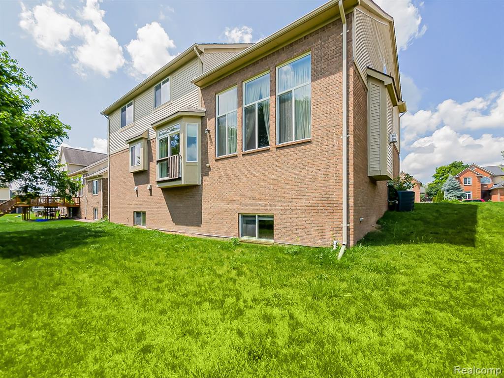 6960 Norway Drive, Troy, MI 48085 — Photo 48