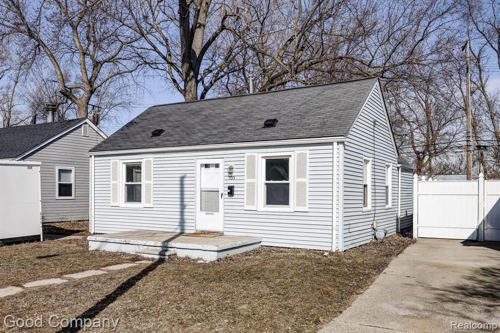 555 E Mahan Avenue, Hazel Park, MI 48030 — front exterior