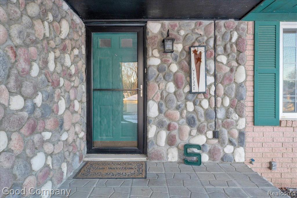745 HOGARTH Avenue, Waterford, MI 48328 — Photo 3