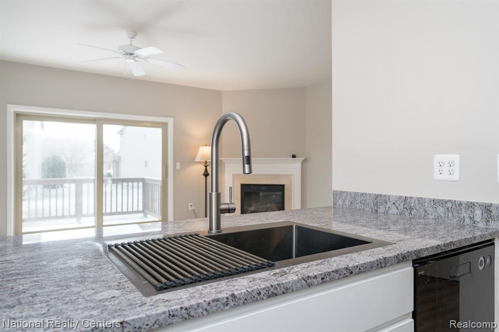 1291 Azalea Lane, 120, Waterford, MI 48327 — Photo 11
